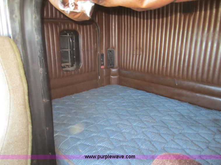 image for item B3155 1996 Kenworth T800 semi truck