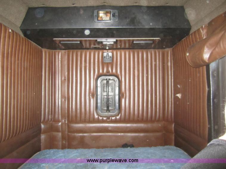 image for item B3155 1996 Kenworth T800 semi truck