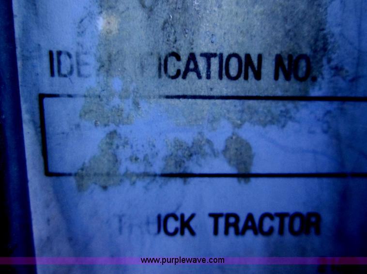 image for item B3155 1996 Kenworth T800 semi truck