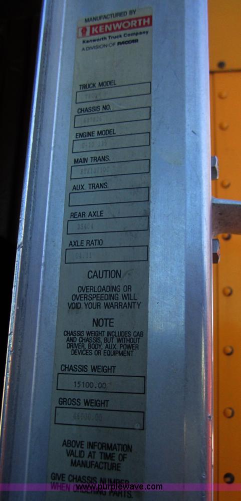 image for item B3155 1996 Kenworth T800 semi truck