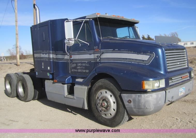 image for item B5605 1988 International F8300 semi truck