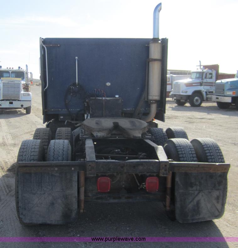 image for item B5605 1988 International F8300 semi truck