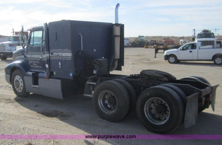 image for item B5605 1988 International F8300 semi truck