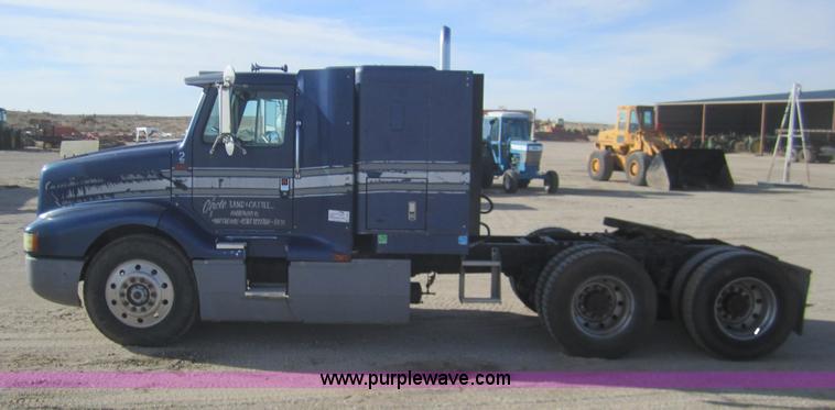 image for item B5605 1988 International F8300 semi truck