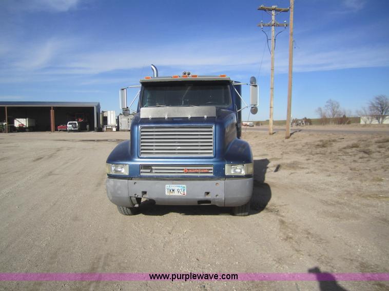 image for item B5605 1988 International F8300 semi truck
