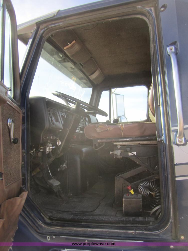 image for item B5605 1988 International F8300 semi truck