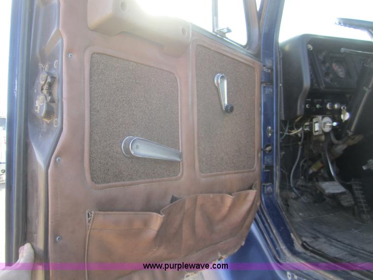 image for item B5605 1988 International F8300 semi truck