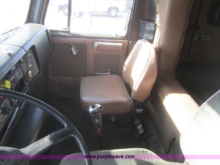 image for item B5605 1988 International F8300 semi truck