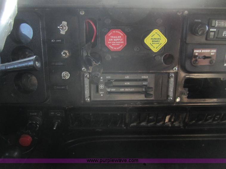 image for item B5605 1988 International F8300 semi truck