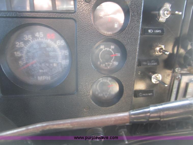 image for item B5605 1988 International F8300 semi truck