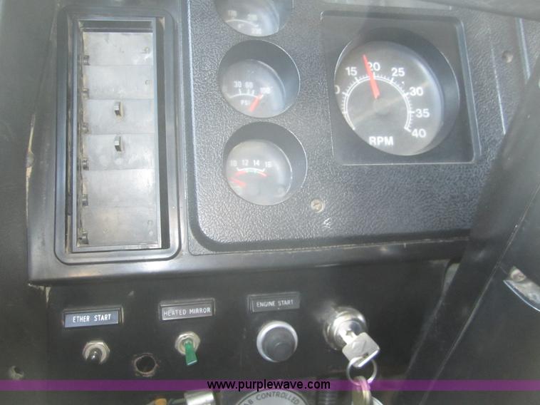 image for item B5605 1988 International F8300 semi truck