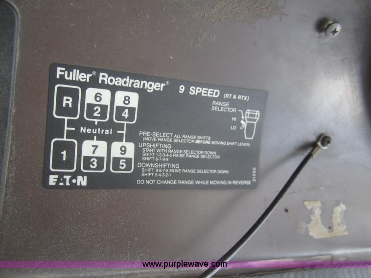 image for item B5605 1988 International F8300 semi truck