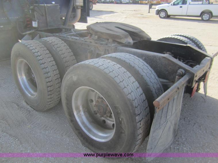 image for item B5605 1988 International F8300 semi truck