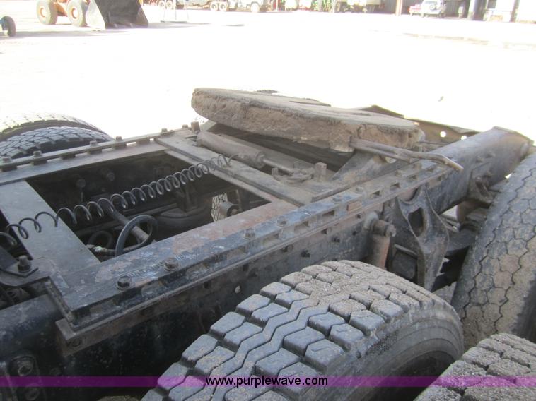 image for item B5605 1988 International F8300 semi truck