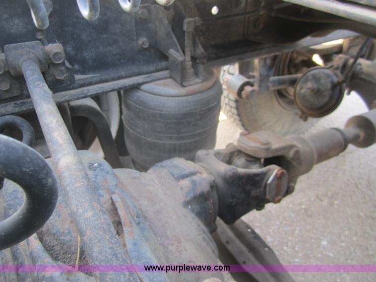 image for item B5605 1988 International F8300 semi truck