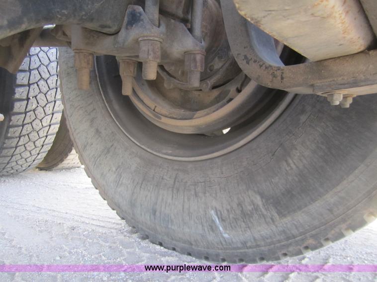 image for item B5605 1988 International F8300 semi truck