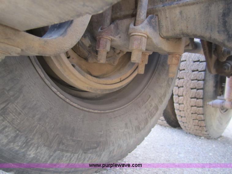 image for item B5605 1988 International F8300 semi truck