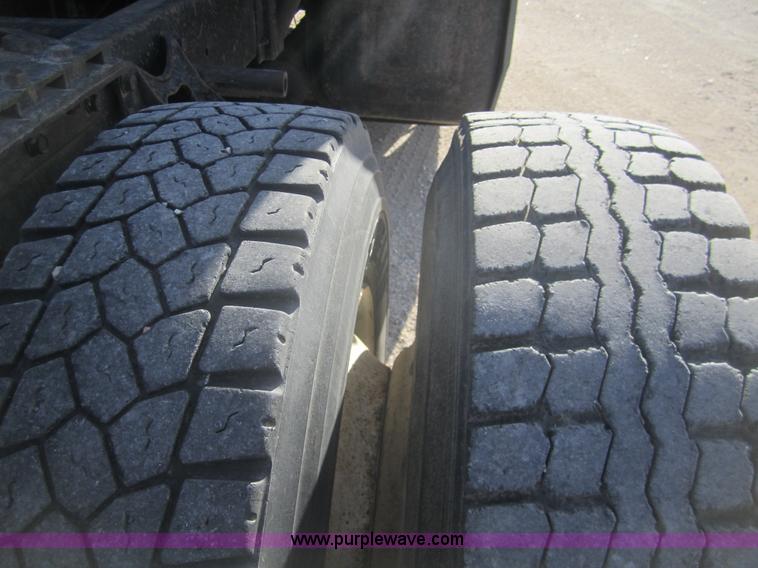 image for item B5605 1988 International F8300 semi truck