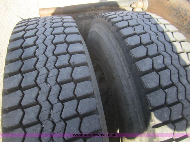 image for item B5605 1988 International F8300 semi truck