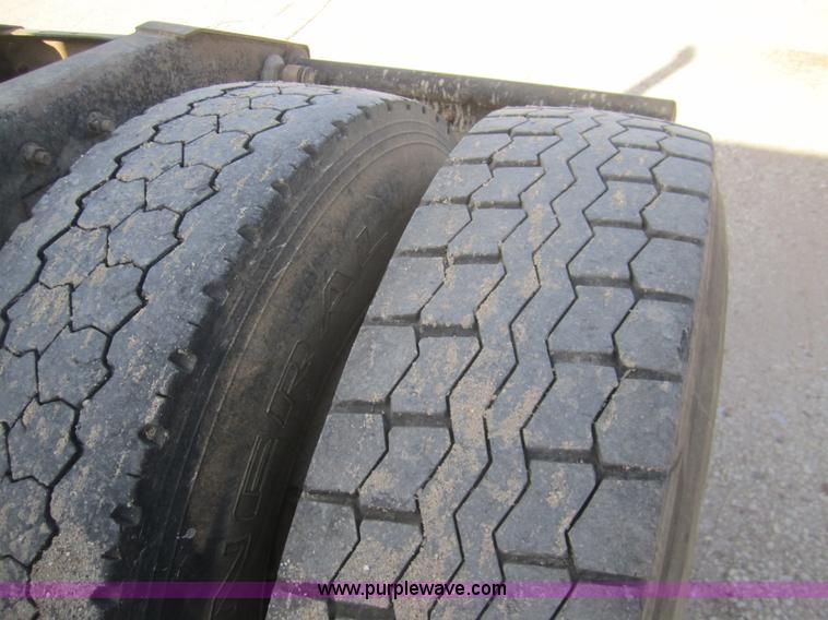 image for item B5605 1988 International F8300 semi truck