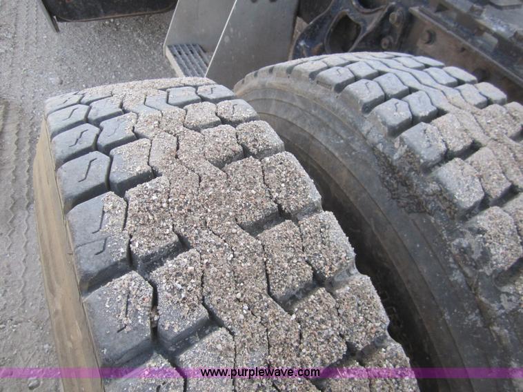 image for item B5605 1988 International F8300 semi truck