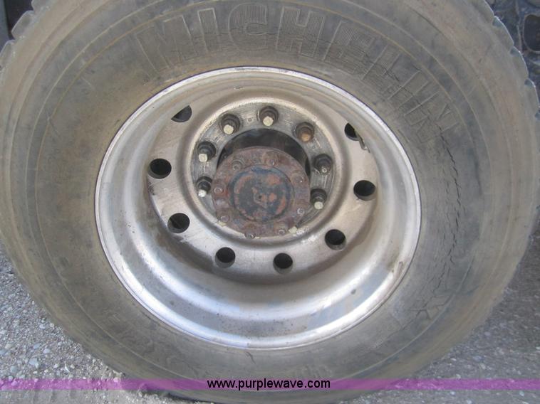 image for item B5605 1988 International F8300 semi truck