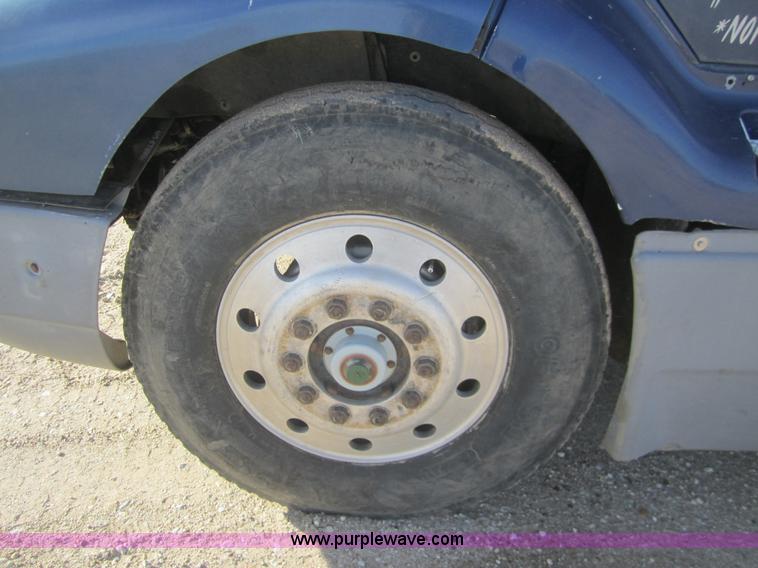 image for item B5605 1988 International F8300 semi truck