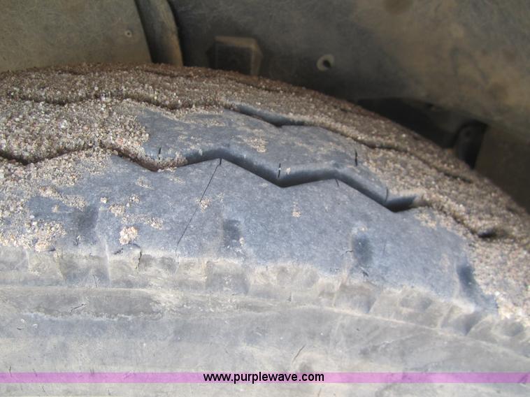 image for item B5605 1988 International F8300 semi truck