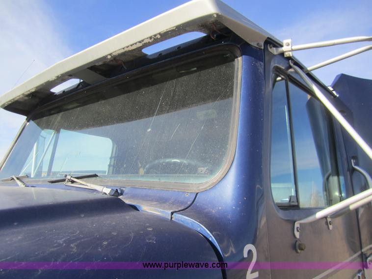 image for item B5605 1988 International F8300 semi truck