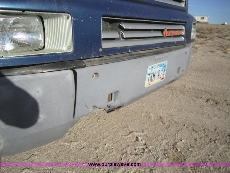 image for item B5605 1988 International F8300 semi truck