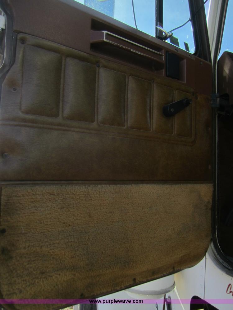 image for item B5606 1986 Freightliner FLC semi truck