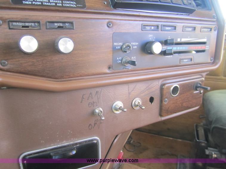 image for item B5606 1986 Freightliner FLC semi truck