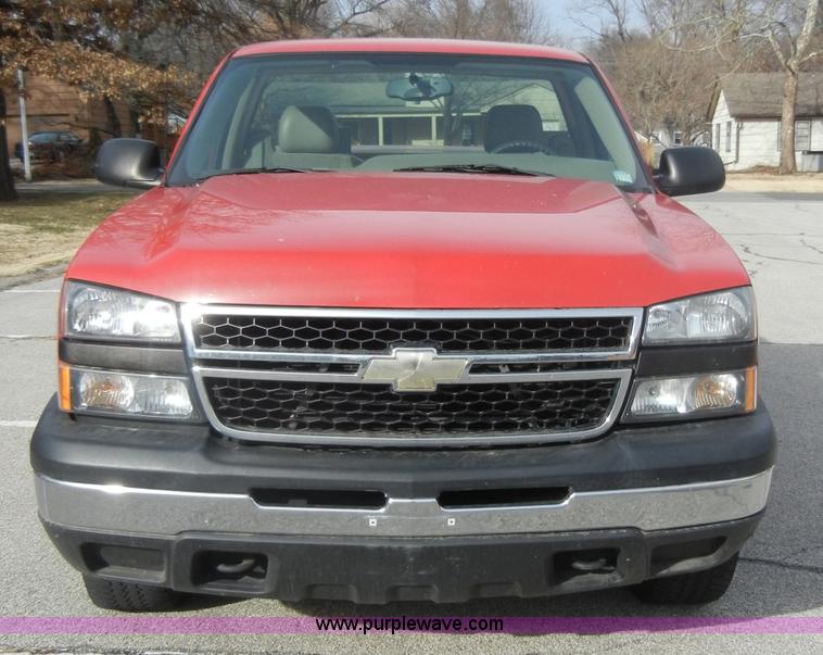 image for item A6702 2006 Chevrolet Silverado 1500 pickup truck