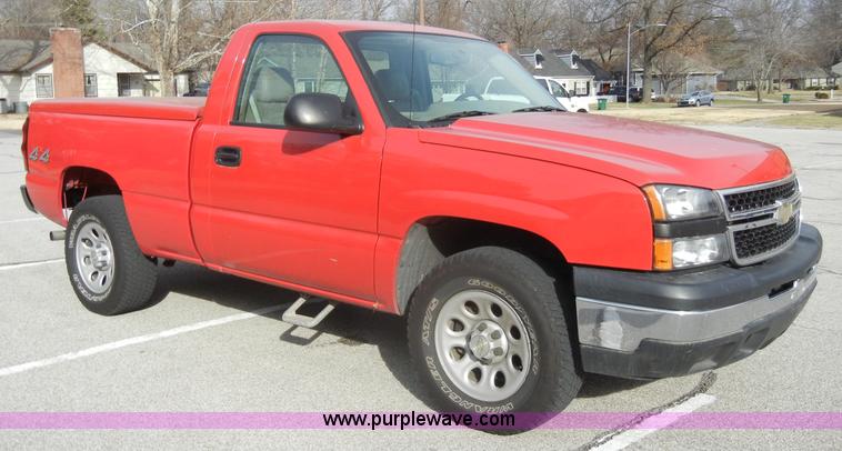 image for item A6702 2006 Chevrolet Silverado 1500 pickup truck