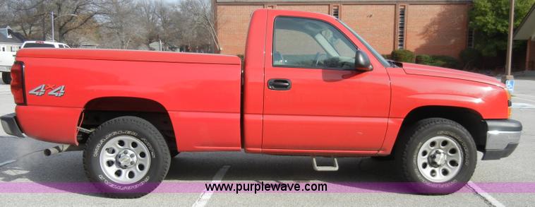 image for item A6702 2006 Chevrolet Silverado 1500 pickup truck