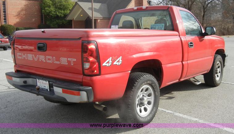 image for item A6702 2006 Chevrolet Silverado 1500 pickup truck