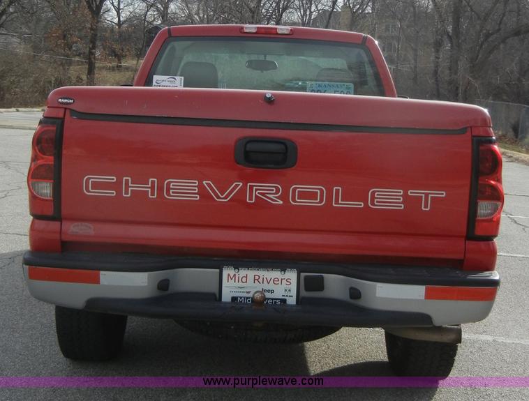image for item A6702 2006 Chevrolet Silverado 1500 pickup truck