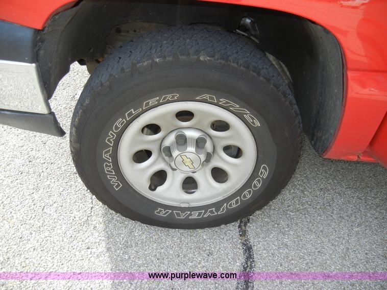 image for item A6702 2006 Chevrolet Silverado 1500 pickup truck