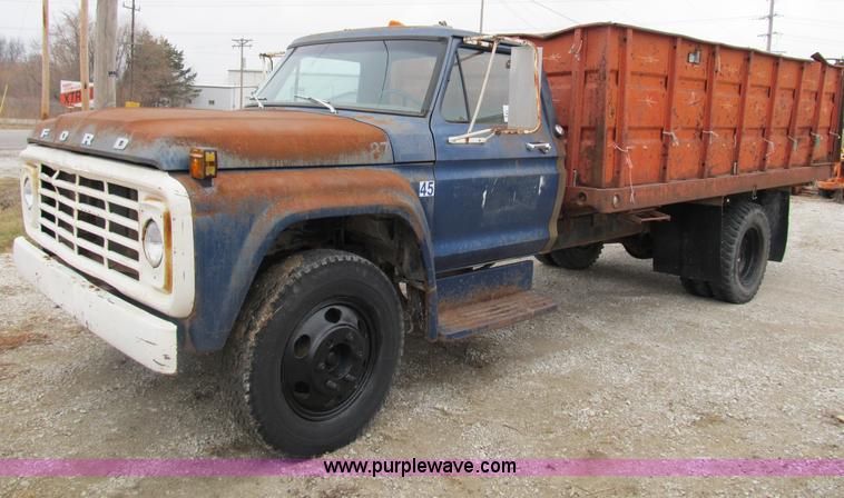 image for item B2595 1973 Ford F700 dump truck