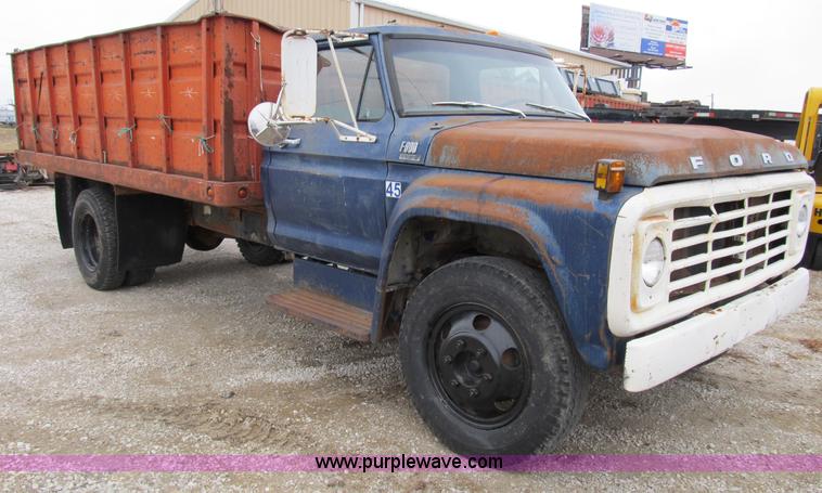 image for item B2595 1973 Ford F700 dump truck