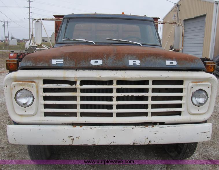 image for item B2595 1973 Ford F700 dump truck
