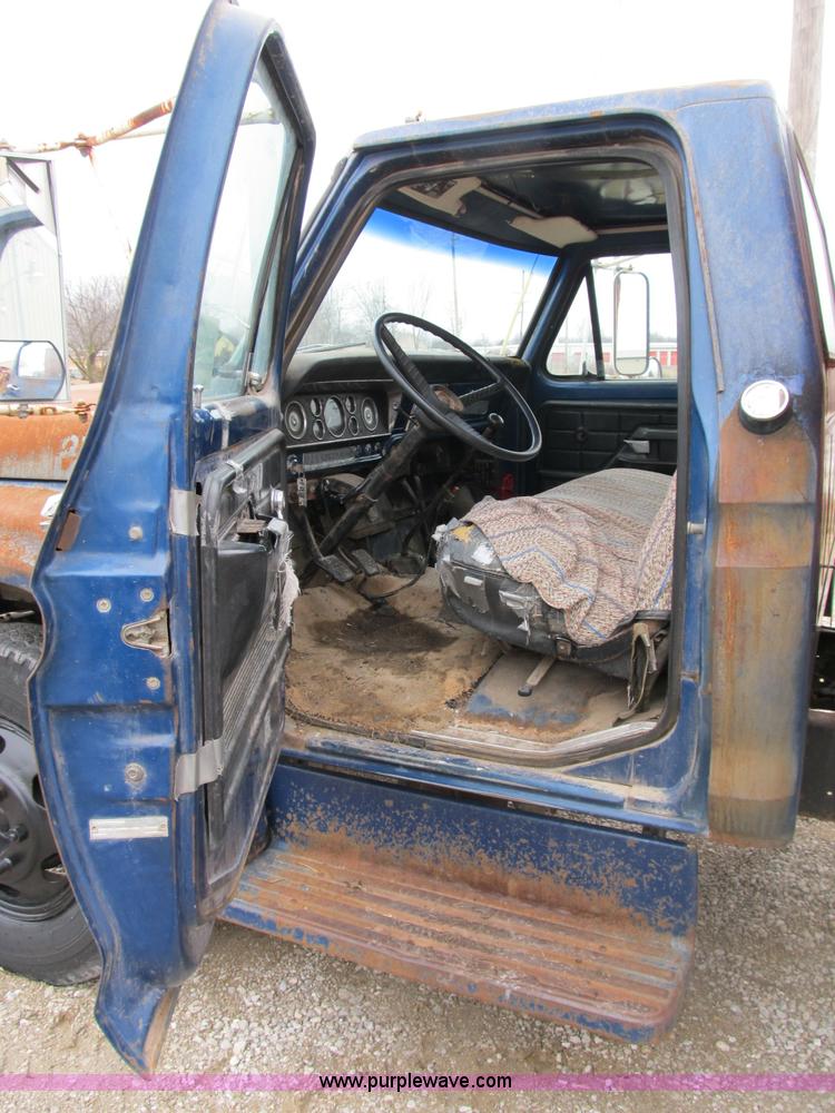 image for item B2595 1973 Ford F700 dump truck