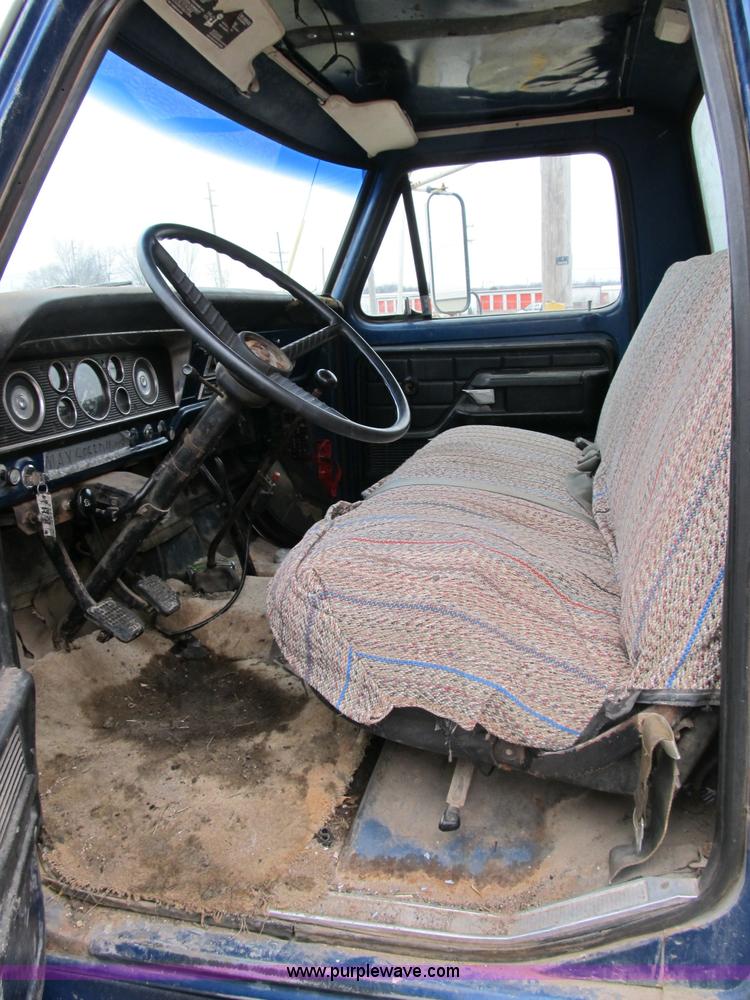 image for item B2595 1973 Ford F700 dump truck