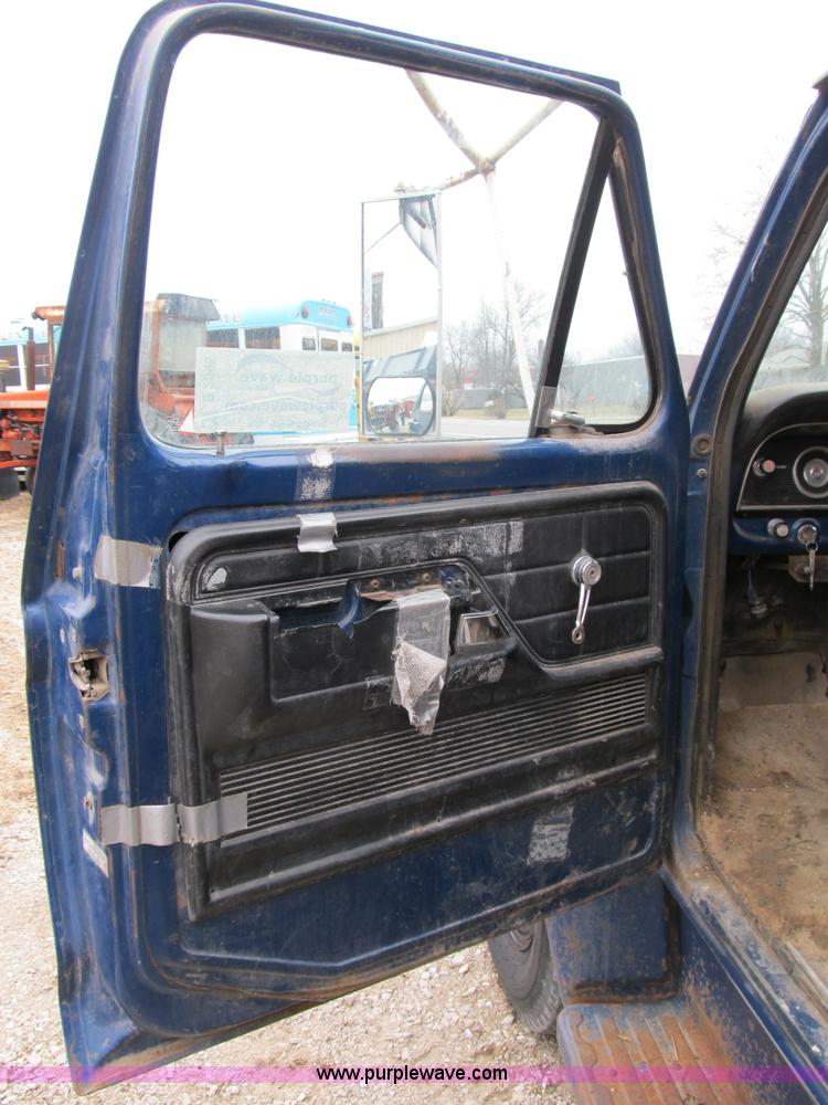 image for item B2595 1973 Ford F700 dump truck