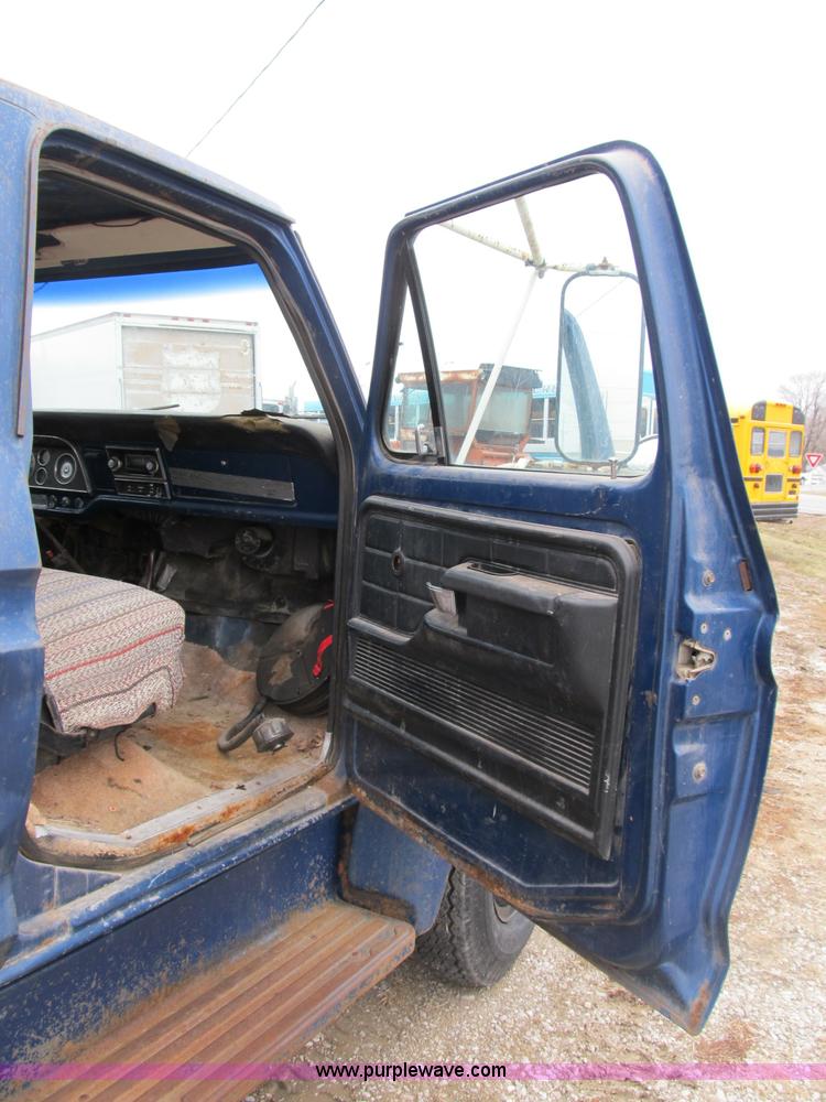 image for item B2595 1973 Ford F700 dump truck