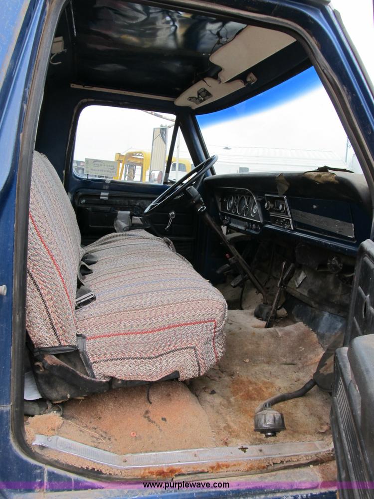 image for item B2595 1973 Ford F700 dump truck