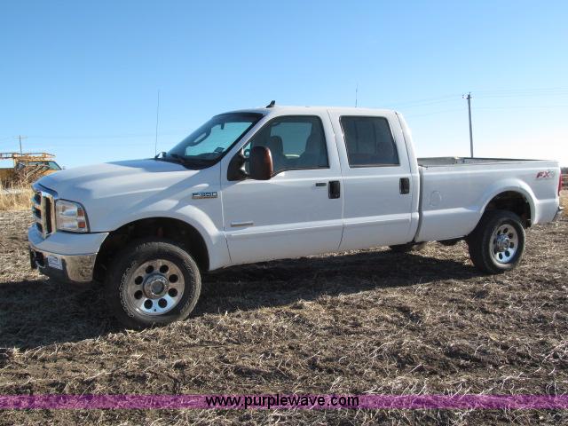 image for item B5084 2007 Ford F350 XLT Super Duty crew cab pickup truck