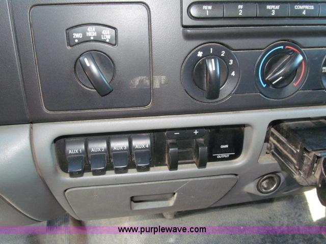 image for item B5084 2007 Ford F350 XLT Super Duty crew cab pickup truck