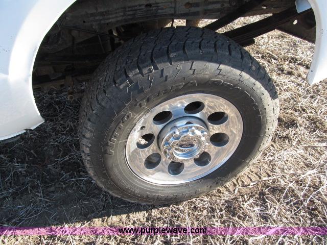 image for item B5084 2007 Ford F350 XLT Super Duty crew cab pickup truck