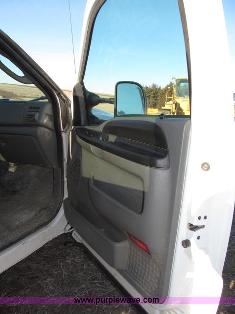 image for item B5084 2007 Ford F350 XLT Super Duty crew cab pickup truck